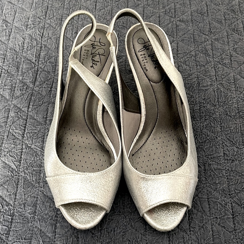 Lifestride silver sparkle “invest” size 8 peep toe dress heels